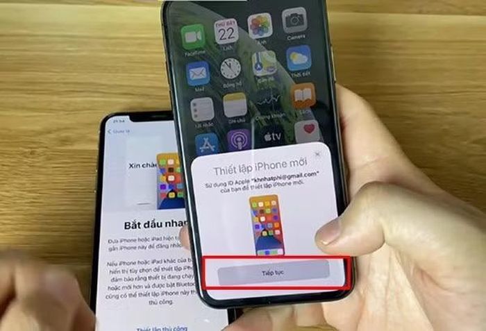  Đặt hai thiết bị iPhone gần nhau, iPhone cũ sẽ hiển thị hộp thoại “Thiết lập iPhone mới” 