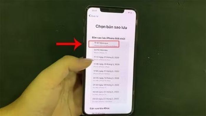  Chọn bản sao lưu mới nhất và chờ quá trình khôi phục hoàn tất. 