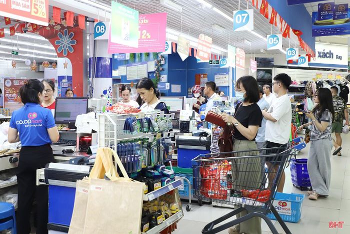Lượng khách mua sắm tại siêu thị Co.opmart Hà Tĩnh trong kỳ nghỉ lễ tăng 30 - 40% so với ngày thường.