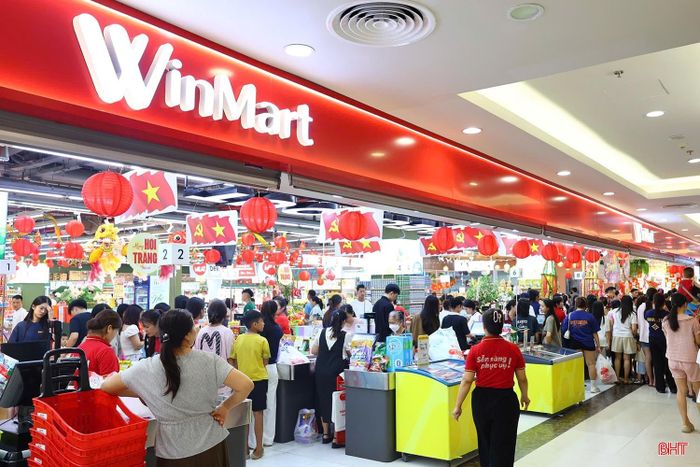 Lượng khách tăng cao trong kỳ nghỉ lễ là "cú hích" cho hoạt động kinh doanh của các đơn vị bán lẻ.