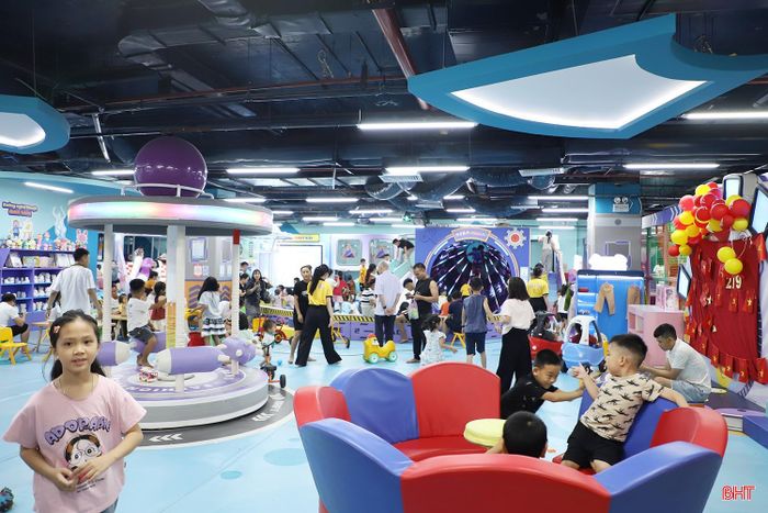 Lượng khách đến Trung tâm giáo trí Funny Kids Vincom Hà Tĩnh tăng gấp 3 - 4 lần so với ngày thường trong dịp hè.