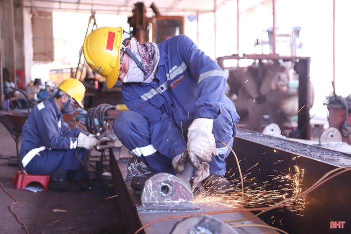 Người lao động các cơ quan, doanh nghiệp quay trở lại guồng quay công việc với một tâm thế phấn khởi, quyết tâm.