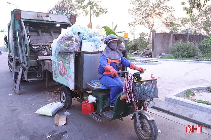Chị Lê Thị Hồng Lương cùng các đồng nghiệp vẫn duy trì chế độ trực để đảm bảo phố phường luôn sạch đẹp.