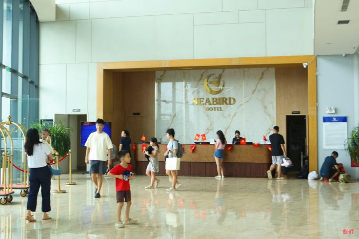 Xe cộ đông đúc bên ngoài và không khí du khách check - in bên trong khách sạn tại KDL Thiên Cầm trong sáng 30/8.