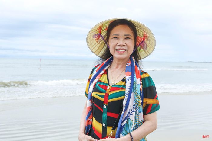 Bà Lê Thị Bích Liên (du khách TP Hà Nội) trong chuyến nghỉ dưỡng tại KDL Thiên Cầm.