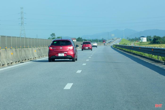 Thời gian gần đây, các đơn vị nghiệp vụ của Cục CSGT (Bộ Công an) đã triển khai kế hoạch tuyên truyền, nhắc nhở và xử lý các trường hợp cố tình không giữ khoảng cách an toàn với xe chạy liền trước trên một số tuyến cao tốc. Theo đánh giá của CSGT, khi lưu thông với tốc độ 60km/h trở lên trên cao tốc, trường hợp xe phía trước đột ngột giảm tốc độ, dừng lại hoặc gặp sự cố, phương tiện phía sau không giữ đủ khoảng cách sẽ khó có đủ thời gian và quãng đường để xử lý, dẫn đến các vụ tai nạn liên hoàn.