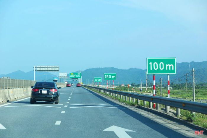 Theo ghi nhận, lưu lượng phương tiện trên tuyến cao tốc qua Hà Tĩnh tấp nập, ngay cả trong những ngày nghỉ lễ Quốc khánh 2/9, nhưng dễ nhận thấy nhất là việc chấp hành khá tốt các quy định, quy tắc về khoảng cách an toàn.