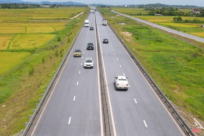 Dù còn một số tranh cãi xung quanh việc xử lý phương tiện vi phạm khoảng cách an toàn, tuy nhiên, điều dễ nhận thấy là ý thức chấp hành của người điều khiển phương tiện trên tuyến cao tốc Bắc - Nam nói chung và các đoạn tuyến qua Hà Tĩnh đã có những chuyển biến tích cực.