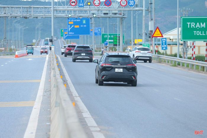 Theo đánh giá của Đội CSGT đường bộ cao tốc số 4 (Cục CSGT), việc chấp hành tốt quy định khoảng cách an toàn không chỉ giúp dòng xe lưu thông thuận lợi, mà còn giảm thiểu tối đa các sự cố va chạm, tai nạn giao thông “dồn toa” trên cao tốc qua Hà Tĩnh.