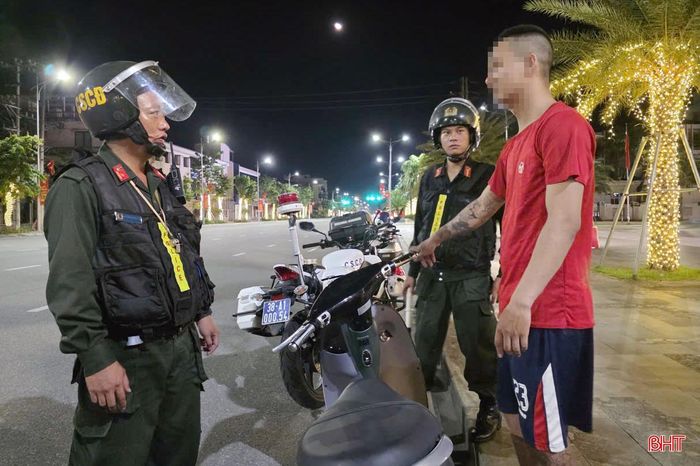 Lực lượng CSCĐ làm việc với người vi phạm.