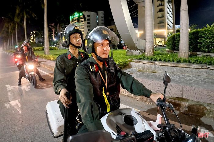 Cuộc tuần tra được triển khai trên các tuyến phố trung tâm, khu dân cư, khu vui chơi giải trí và địa bàn trọng điểm về an ninh trật tự.