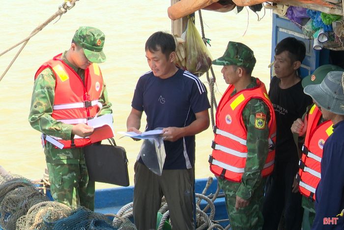 Lực lượng BĐBP làm việc với chủ tàu Đỗ Văn Duy.