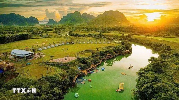Mô hình cắm trại, trải nghiệm tại điểm đến Phong Nha Valley (xã Phong Nha, Quảng Trị). (Ảnh: TTXVN phát)