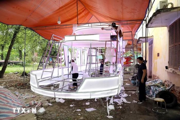 Các mô hình đèn Trung Thu khổng lồ dần được hoàn thiện để trình diễn trong Lễ hội Thành Tuyên. (Ảnh: Quang Cường/TTXVN)