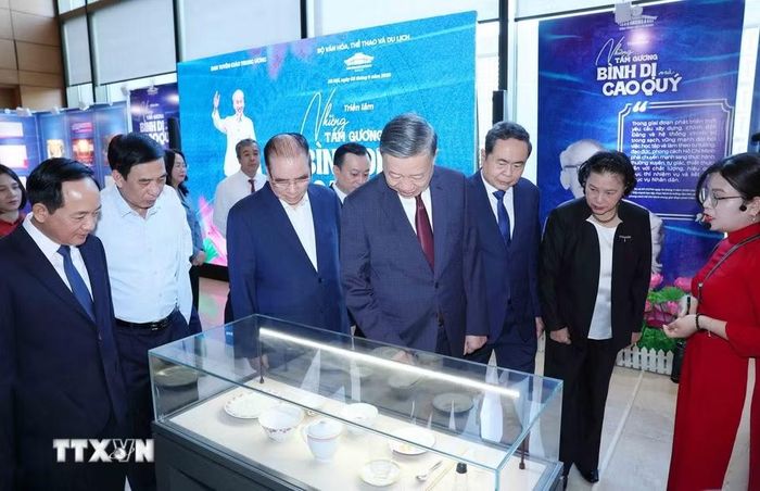 Tổng Bí thư, Chủ tịch nước Tô Lâm cùng các đồng chí lãnh đạo, nguyên lãnh đạo Đảng, Nhà nước tham quan trưng bày "Những tấm gương bình dị mà cao quý." (Ảnh: Phương Hoa/TTXVN)