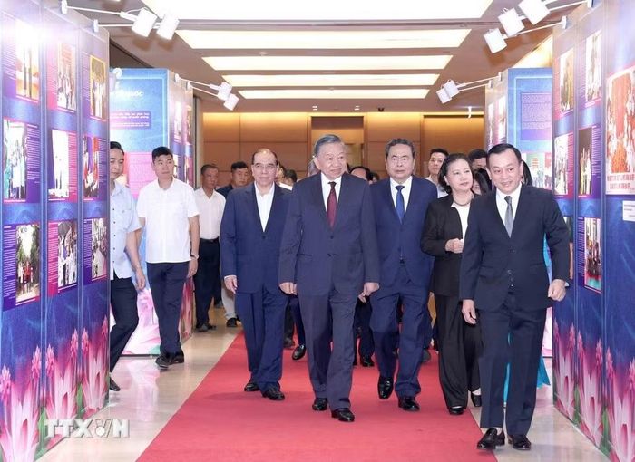Tổng Bí thư, Chủ tịch nước Tô Lâm cùng các đồng chí lãnh đạo, nguyên lãnh đạo Đảng, Nhà nước tham quan trưng bày "Những tấm gương bình dị mà cao quý." (Ảnh: Phương Hoa/TTXVN)