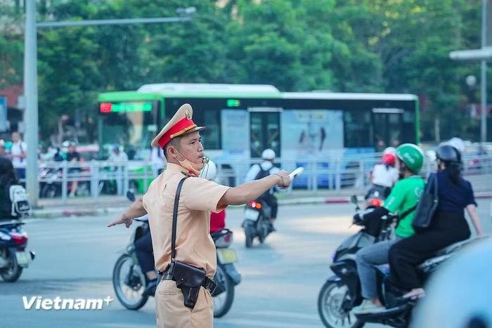 Lực lượng chức năng có mặt từ sớm tại các nút giao để điều tiết giao thông.