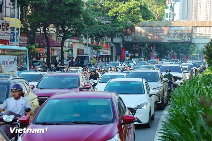 Trên tuyến Trần Duy Hưng, người dân nhích từng centimet trên đường
