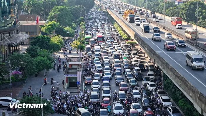 Đường Vành đai 3 đoạn Khuất Duy Tiến ghi nhận tình trạng ùn ứ, hàng dài xe máy buộc phải leo vỉa hè hoặc len lỏi từng khoảng trống giữa các làn ô tô để kịp giờ làm.