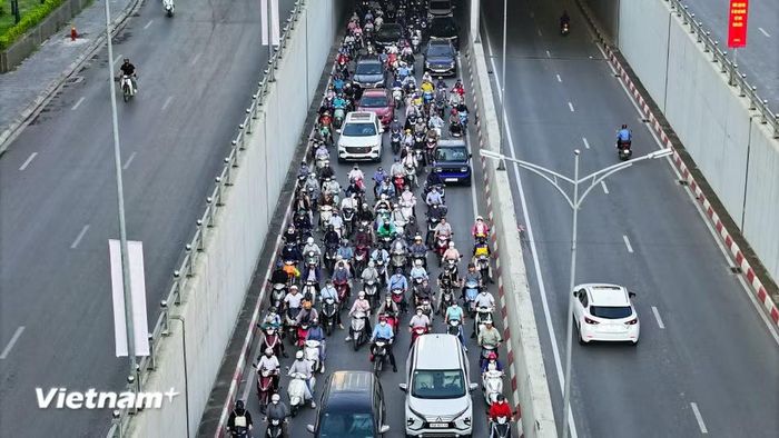 Khu vực hầm chui Lê Văn Lương, dòng người chôn chân theo từng nhịp đèn tại nút giao Hoàng Minh Giám- Nguyễn Tuân.