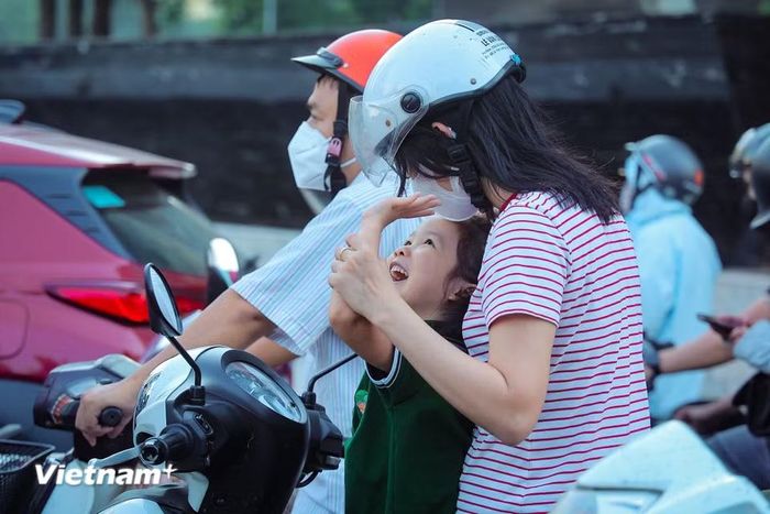 Người dân trở lại nhịp sống tất bật sau kỳ nghỉ Lễ kéo dài 5 ngày.