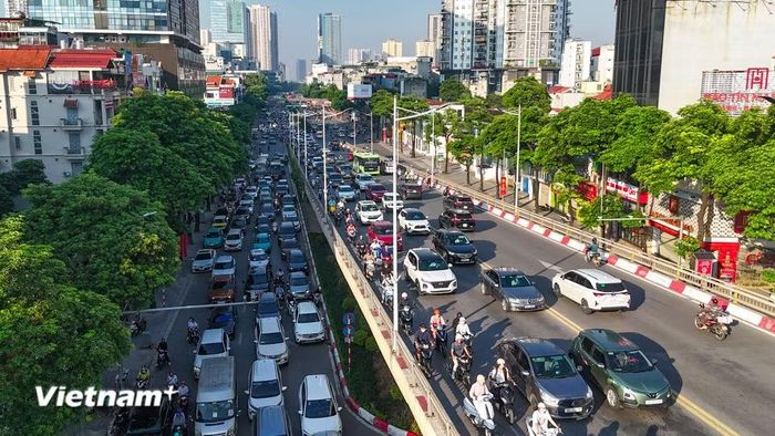 Dòng xe nối dài cả trên đường và trên cầu vượt.