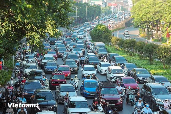 Ghi nhận từ 7 giờ sáng, khu vực cầu vượt từ Trần Duy Hưng sang Nguyễn Chí Thanh luôn đông đúc, dòng xe di chuyển chậm.