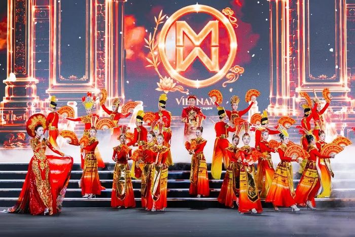 Việc tổ chức “Hello Vietnam - Hello World” đúng ngày Quốc khánh có thêm một ý nghĩa đặc biệt hơn, từ một sự kiện sắc đẹp quốc tế, sân khấu Nha Trang trở thành nơi kết nối những câu chuyện văn hóa, đưa hình ảnh Việt Nam xuất hiện giữa dòng chảy giao lưu quốc tế. (Ảnh: BTC)