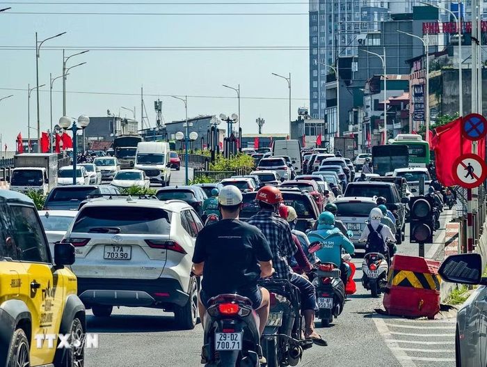 Ôtô, xe máy chen kín mặt đường tại khu vực đường dẫn lên cầu Vĩnh Tuy. (Ảnh: Trung Nguyên/TTXVN)