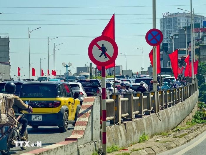Dòng phương tiện nối dài, di chuyển chậm tại khu vực cầu Vĩnh Tuy trong sáng 3/9. (Ảnh: Trung Nguyên/TTXVN)
