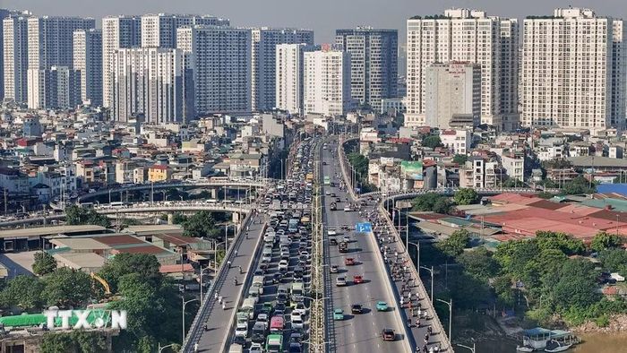 Dòng xe kéo dài trên đường Minh Khai hướng lên cầu Vĩnh Tuy. (Ảnh: Trung Nguyên/TTXVN)