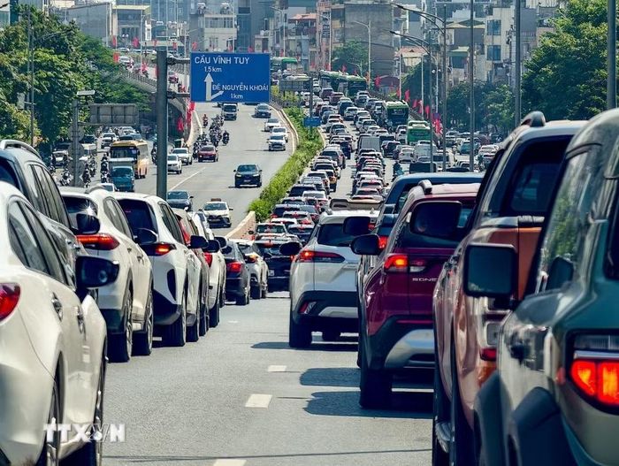 Tại nút giao với khu đô thị Time City, dòng phương tiện từ đường Đại La rẽ trái lên cầu Vĩnh Tuy khiến giao thông thêm ùn tắc. (Ảnh: Trung Nguyên/TTXVN)