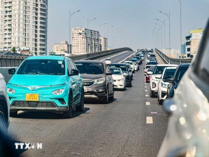 Mật độ phương tiện tăng cao, ôtô gần như phủ kín mặt đường Vành đai 2 trên cao. (Ảnh: Trung Nguyên/TTXVN)
