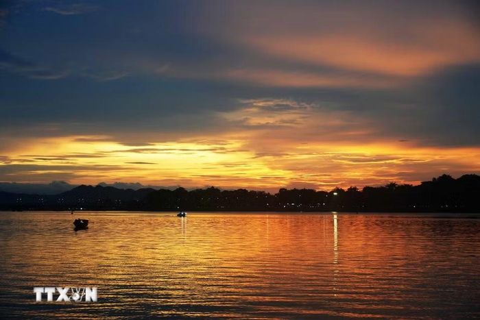 Bức tranh hoàng hôn êm đềm, huyền ảo trên sông Hương, thành phố Huế. (Ảnh: Nguyên Lý/TTXVN)