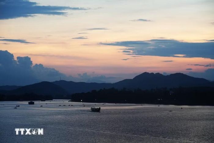 Những chiếc thuyền trên sông Hương vào mỗi chiều hoàng hôn tạo khung cảnh êm đềm, huyền ảo. (Ảnh: Nguyên Lý/TTXVN)