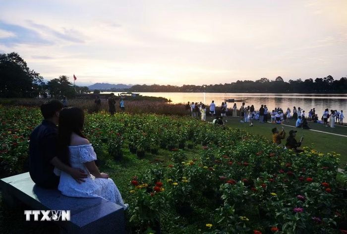 Khung cảnh lãng mạn cùng hoàng hôn êm đềm, huyền ảo trên sông Hương, thành phố Huế. (Ảnh: Nguyên Lý/TTXVN)