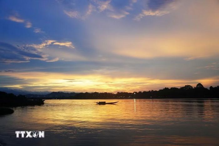 Hoàng hôn tạo ra bức tranh thiên nhiên êm đềm, huyền ảo trên sông Hương, thành phố Huế. (Ảnh: Nguyên Lý/TTXVN)