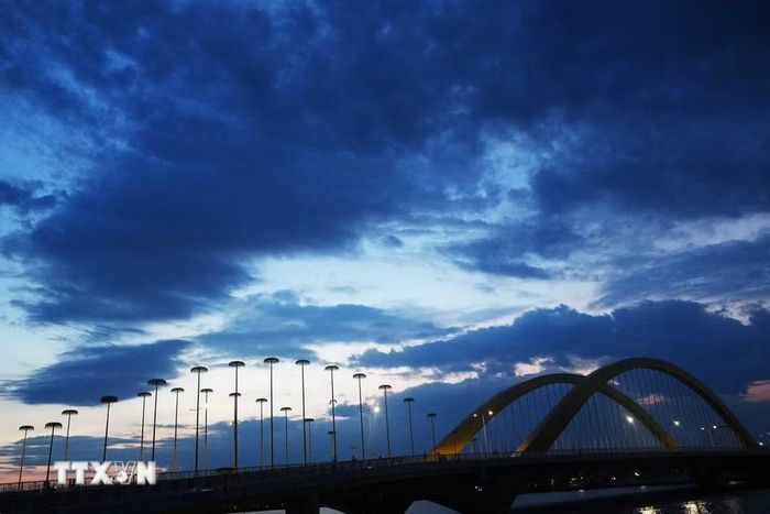 Khung cảnh huyền ảo của hoàng hôn nhìn từ cầu Nguyễn Hoàng, trên sông Hương, thành phố Huế. (Ảnh: Nguyên Lý/TTXVN)