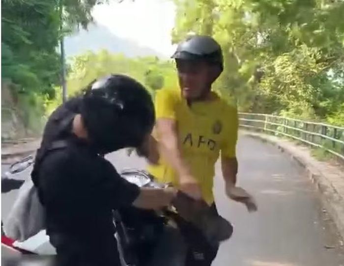 Hình ảnh từ clip vụ hành hung trên mạng xã hội.