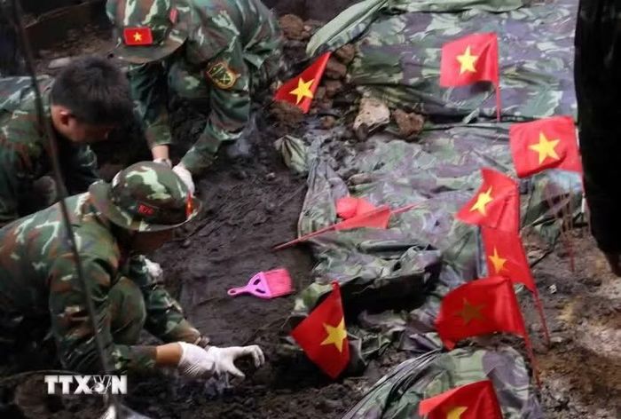 Những lá cờ nhỏ đánh dấu điểm nghi có hài cốt liệt sỹ tại Công viên Văn hóa Lê Thị Riêng. (Ảnh: Xuân Khu/TTXVN)