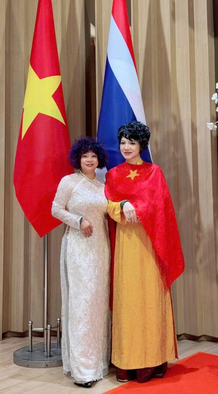 Khách mời gây ấn tượng với những bộ áo dài mềm mại, thiết kế độc đáo nhưng vẫn mang tính truyền thống dân tộc. (Ảnh: PV/Vietnam+)