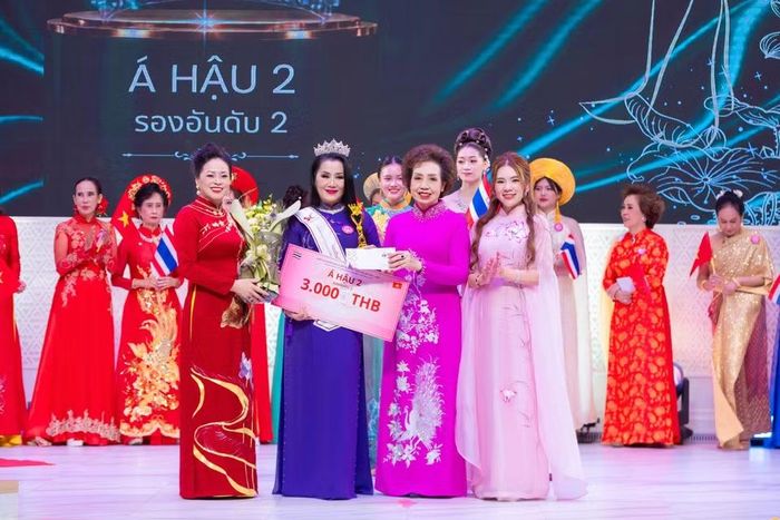Bà Jeeranun Sirithadakul (60 tuổi) – Á hậu 2 Bảng A. Một trong những thí sinh lớn tuổi nhất bảng A đã chứng minh rằng vẻ đẹp của người phụ nữ trong tà áo dài không bao giờ phai mờ theo thời gian. (Ảnh: PV/Vietnam+)