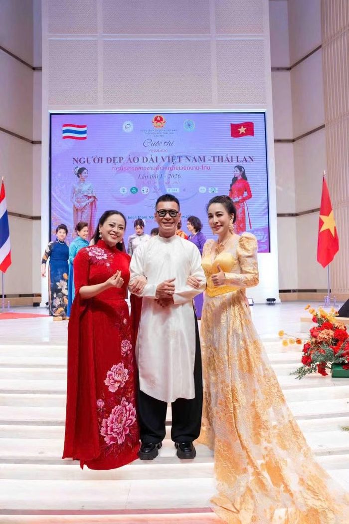 Ban Giám khảo Cuộc thi Người đẹp Áo dài Việt Nam - Thái Lan gồm: Bà Nguyễn Hoàng Anh (trái), Nhà thiết kế Kenny Thái (giữa) và CEO Đường Thu Hương (Ảnh: PV/Vietnam+)
