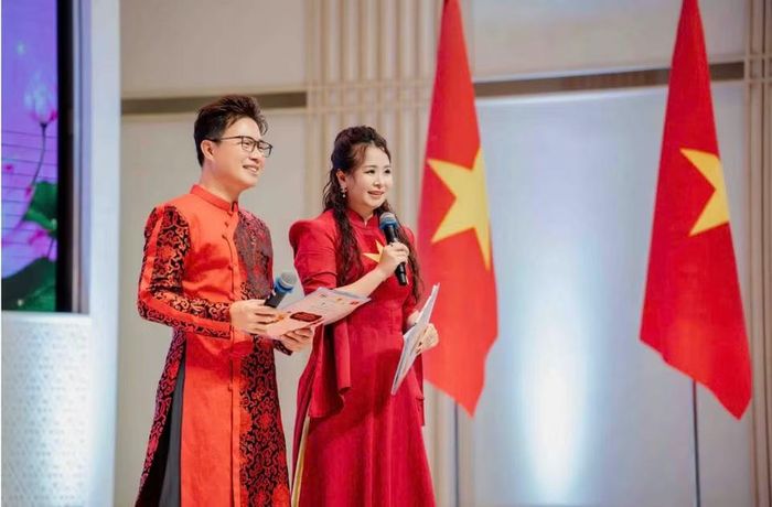 MC Lê Anh và MC Quỳnh Liên duyên dáng trong trang phục áo dài truyền thống dẫn dắt chương trình. (Ảnh: PV/Vietnam+)