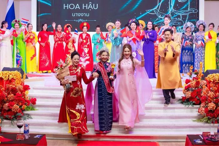 Kiều bào 72 tuổi Nguyễn Thị Phượng (Tên Thái Lan là Phonprapha Wiangwiwat) (giữa) – Hoa hậu Bảng B (Trang phục truyền thống Thái Lan). Ở tuổi 72, bà Phonprapha đã chinh phục Ban giám khảo với vẻ đẹp quý phái và sự duyên dáng trong trang phục lụa Thái truyền thống. Bà là minh chứng sống động cho thông điệp thanh xuân là trạng thái của tâm hồn. (Ảnh: PV/Vietnam+)