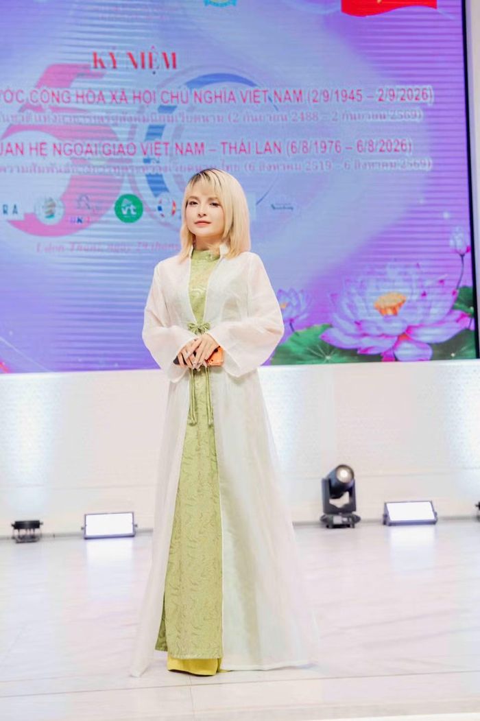 Nhà thiết kế Trần Phương Hoa duyên dáng trong tà áo dài tự thiết kế. (Ảnh: PV/Vietnam+)