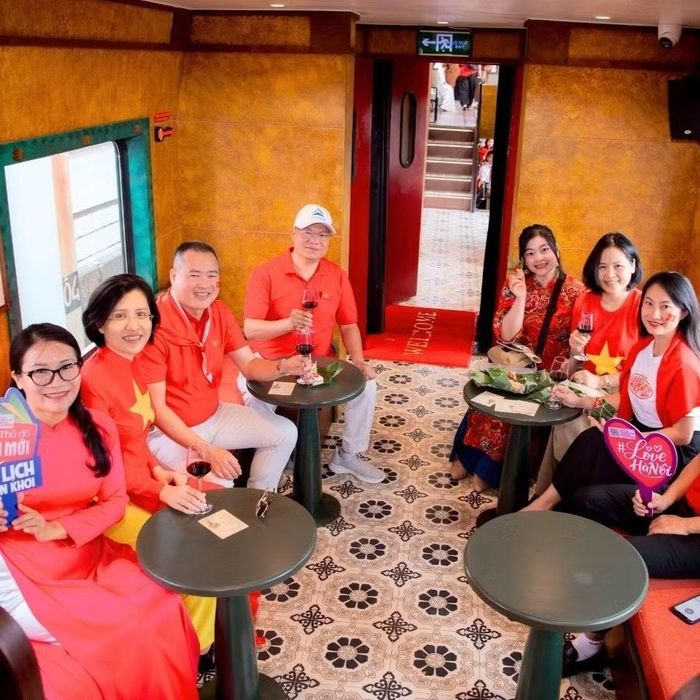 Du khách trên chuyến tàu di sản nối liền Hà Nội-Bắc Ninh. (Ảnh: CTV/Vietnam+)