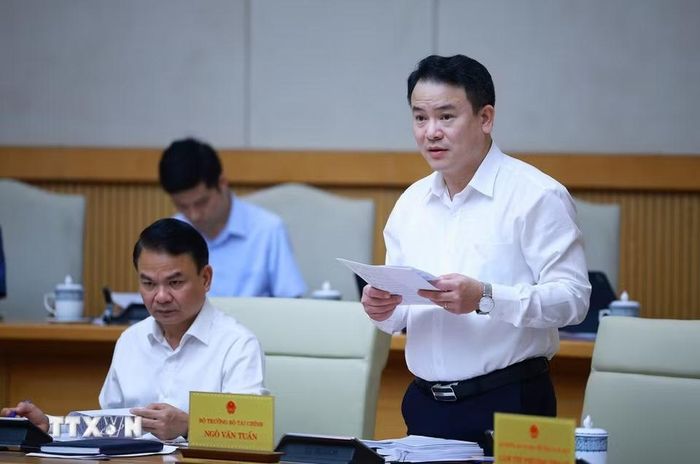 Thứ trưởng Bộ Tài chính Trần Quốc Phương báo cáo tình hình kinh tế-xã hội tháng 8 và 8 tháng đầu năm 2026. (Ảnh: Dương Giang/TTXVN)