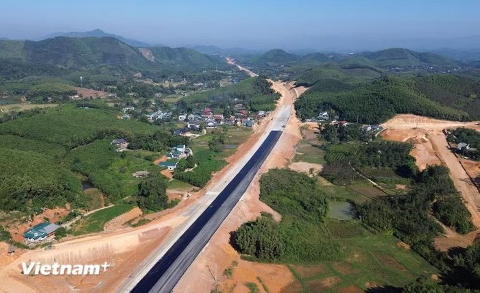 Dự án cao tốc Tuyên Quang-Hà Giang (Giai đoạn 1) đang được các nhà thầu tăng tốc thi công để kịp hoàn thành trong năm nay. (Ảnh: Khánh Hùng/Vietnam+)
