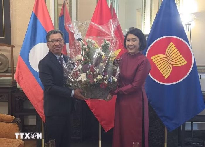 Đại sứ Lào Kingphokeo Phommahaxay trao tặng lẵng hoa chúc mừng Đại sứ Việt Nam Nguyễn Hương Trà nhân kỷ niệm 81 năm Quốc khánh nước CHXHCN Việt Nam. (Ảnh: Lan Anh-Duy Tùng/TTXVN)